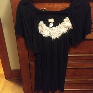 Daytrip blouse with flower detail